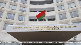 Можно ли работать в декрете и как это повлияет на размер выплат, рассказали в Минтруда