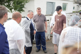 Учите молодежь... Иван Крупко и Руслан Пархамович проинспектировали молочно-товарную ферму "Новая Гута" совхоза-комбината "Сож"