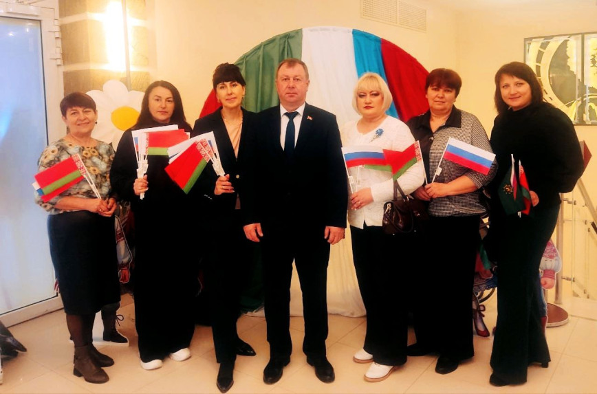 Дэлегацыя Петрыкаўскага раёна прыняла ўдзел у святочным канцэрце, прысвечаны Дню яднання народаў Беларусі і Расіі ў абласным грамадска-культурным цэнтры