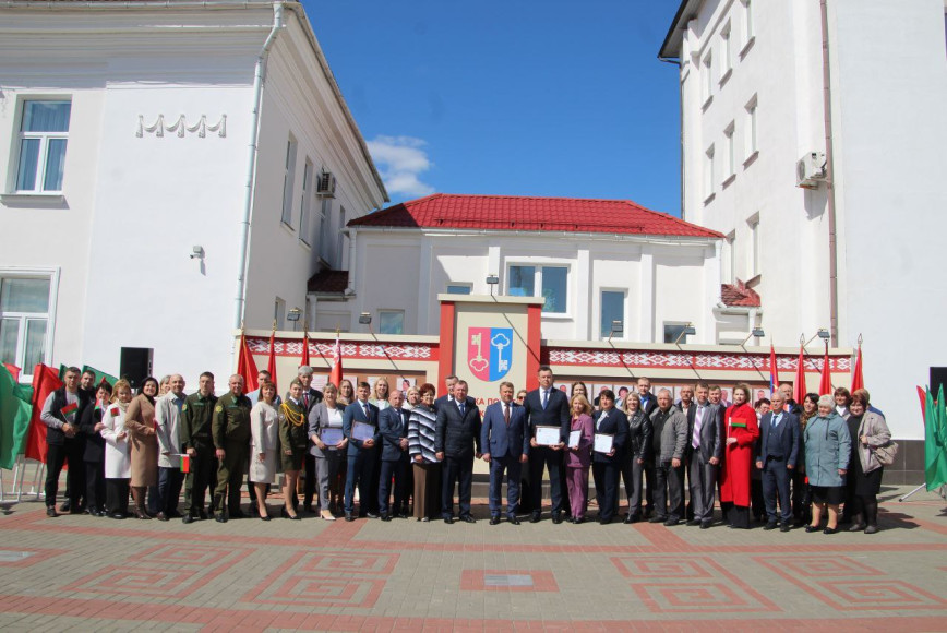 Напярэдадні 1 мая была абноўлена раённая Дошка гонару: рашэннем раённага выканаўчага камітэта на яе занесена інфармацыя пра лепшыя працоўныя калектывы раёна, а таксама партрэты лепшых працаўнікоў розных устаноў і прадпрыемстваў Петрыкаўшчыны